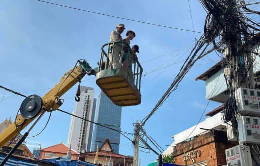 今早6点多，金边一男子疑似吸毒后爬上电线杆，当地民众发现后报警，在与警...